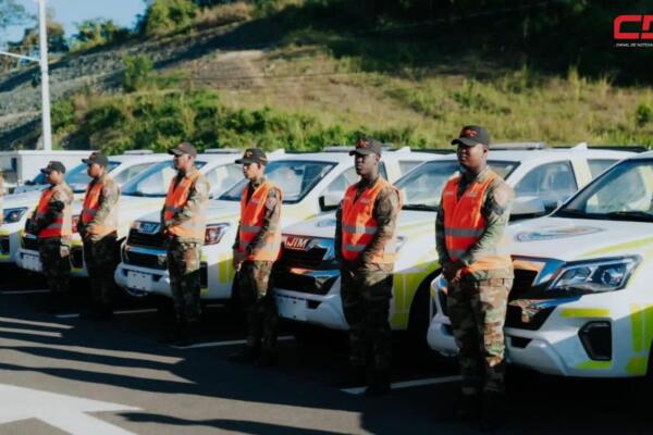 Miembros de la Comipol posan junto a unidades vehiculares de asistencia vial. Foto: Fuente externa
