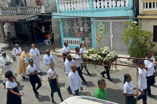 Procesión de Corpus Christi refrenda la fe en Villa Altagracia.
