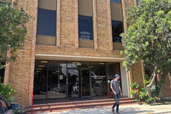 Un ciudadano fue captado el pasado 2 de junio al salir del edificio de la Corte de Inmigración de San Antonio (TX, EE.UU.). Un juez federal anuló las políticas de la Administración Trump que pausaron los procesos migratorios y las solicitudes de asilo de personas de 39 países, en virtud de su lugar de nacimiento. EFE/Alejandra Arredondo

