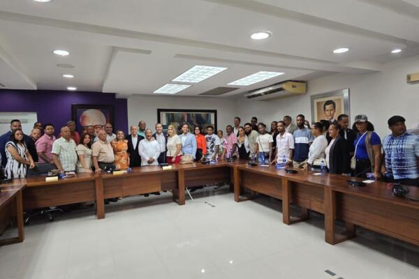 PLD refuerza filas: Ivannia Rivera y 60 se reincorporan.