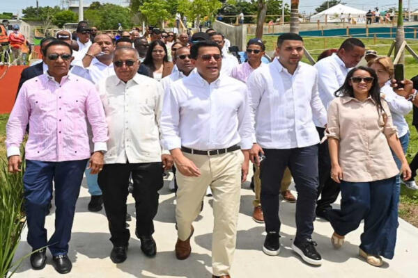 David Collado supervisa construcción de obra en los Bajos de Haina.