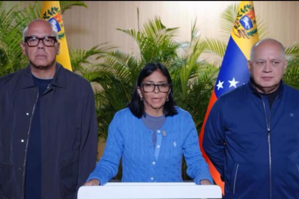Captura de video de una transmisión del canal estatal Venezolana de Televisión (VTV) de la presidenta encargada de Venezuela, Delcy Rodríguez (c), acompañada por el presidente de la Asamblea Nacional (AN) Jorge Rodríguez (i) y el ministro del Interior Diosdado Cabello durante una declaración tras los dos terremotos de magnitud 7,5 y 7,2 ocurridos en una zona del centro del país, en Caracas (Venezolana). EFE/ VTV
