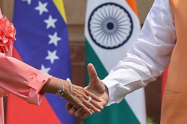 Delcy Rodríguez se reúne en India con el embajador de EE.UU. en plena apertura petrolera. Foto: Fuente externa 