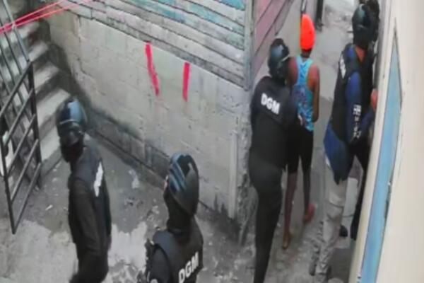 Vecinos acusan a agentes de Migración de robo y daños en Moca.
