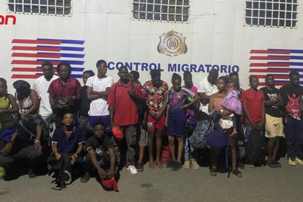 Detenidos dos funcionarios de la DGM por tráfico de 22 haitianos.