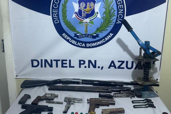 Dintel ocupó armas de fuego, municiones y piezas de armamento durante los allanamientos en Azua y arrestaron a tres hombres.