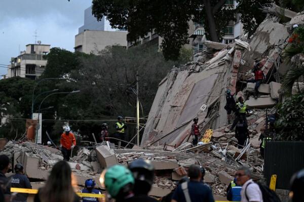 Rescatistas buscan víctimas entre los escombros de un edificio derrumbado tras un terremoto en Caracas
MANAURE QUINTERO - AFP