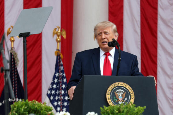  El presidente de Estados Unidos, Donald Trump, pronuncia un discurso durante una ceremonia del Día de los Caídos en el Cementerio Nacional de Arlington el 25 de mayo de 2026 en Arlington, Virginia. (Foto de Kevin Dietsch / GETTY IMAGES NORTH AMERICA / Getty Images vía AFP)