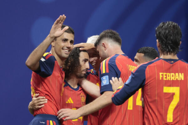 ATLANTA (ESTADOS UNIDOS), 21/06/2026.- El defensa de la selección española Marc Cucurella (2i) celebra el gol 4-0 del partido del Mundial 2026 entre España y Arabia Saudí, este domingo en Atlanta. EFE/Lavandeira Jr