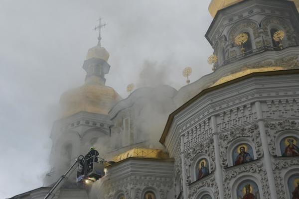 Rescatistas ucranianos trabajan en la Catedral de la Dormición en Kiev, tras ser alcanzada por un nuevo ataque masivo ruso, el 15 de junio de 2026. Foto: Fuente externa 
