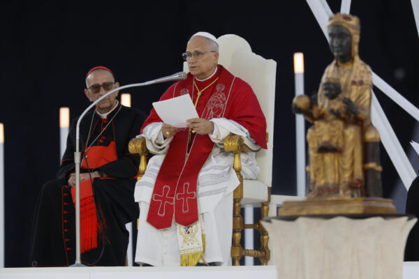 - El papa León XIV, acompañado por el cardenal Juan José Omella (i), durante la vigilia que celebra con 40.000 personas este martes en el Estadio Olímpico de Barcelona. EFE/Alberto Estévez