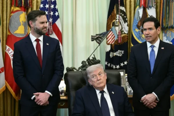 El presidente Donald Trump habla en la Casa Blanca flanqueado por el secretario de Estado Marco Rubio y el vicepresidente JD Vance, el 23 de abril de 2026.