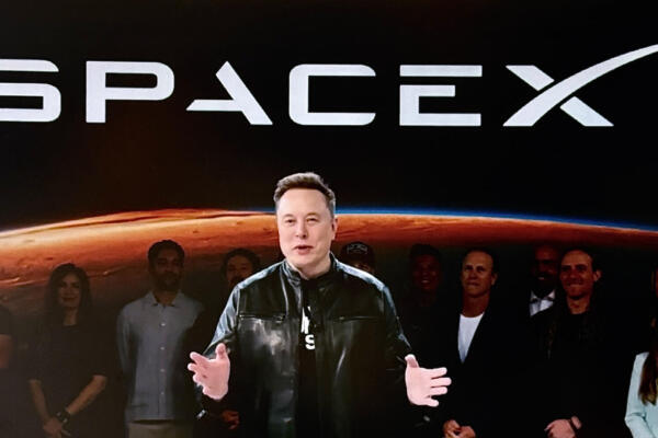 Captura de video tomada de una publicación en la cuenta oficial en X @Nasdaq que muestra al magnate Elon Musk durante la salida a la bolsa de su compañía SpaceX. EFE/@Nasdaq