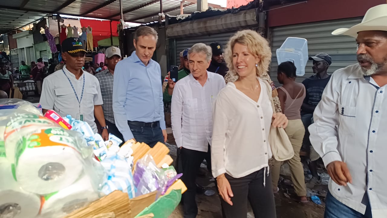 Embajadores recorren zona frontera
