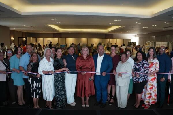 Realizan expoferia para exponer artículos fabricados por estudiantes de diversos centros educativos