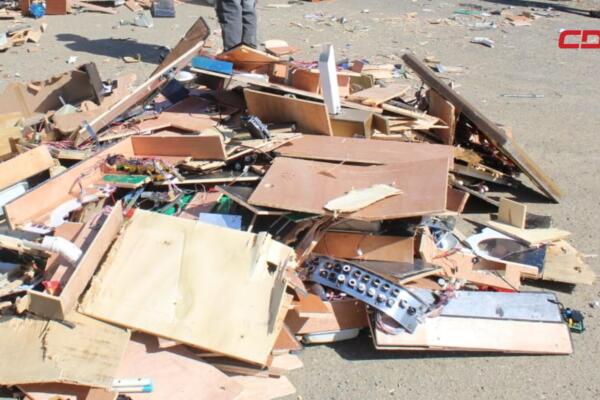 Operativos contra juego ilegal: destrucción de tragamonedas.
