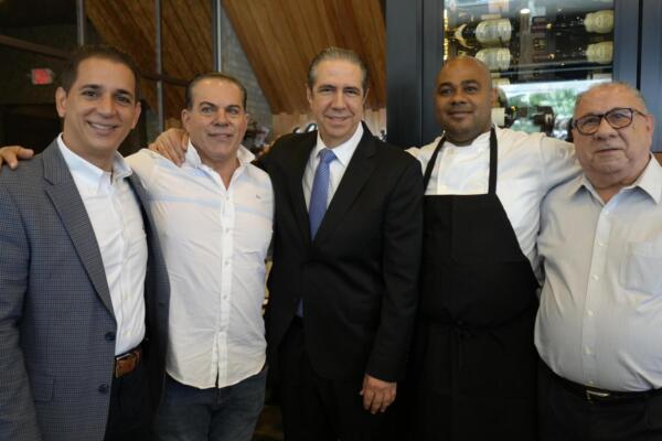 Francisco Javier socializa con dueños de supermercados NY propuesta para Gobierno 2028-2032