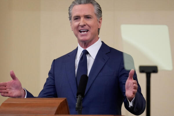 Gavin Newsom,  gobernador de California. 