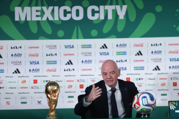 El presidente de la FIFA, Gianni Infantino, habla durante una rueda de prensa este miércoles, en Ciudad de México (México). EFE/ Isaac Esquivel
