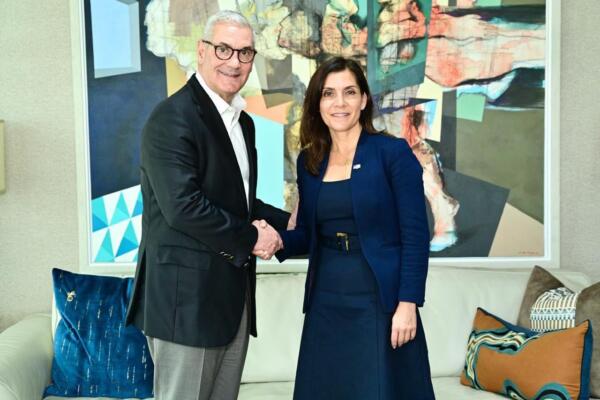 Gonzalo Castillo, exministro de Obras Públicas y aspirante presidencial del PLD (izq.) y Leah Campos, embajadora de Estados Unidos en República Dominicana (der.). 