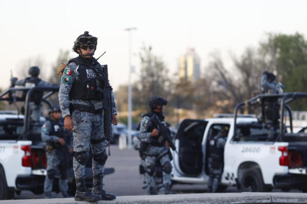 Agentes de la Guardia Nacional mataron a tiros a seis presuntos sicarios al servicio del narcotráfico, en un enfrentamiento registrado en el occidental estado mexicano de Michoacán, donde las autoridades han identificado la operación de al menos 16 carteles de la droga. Imagen de archivo. EFE/ Francisco Guasco