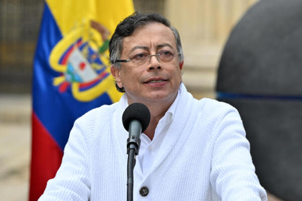 El presidente de Colombia, Gustavo Petro, habla tras emitir su voto en las elecciones presidenciales celebradas en Bogotá el 31 de mayo de 2026. Los colombianos acuden a las urnas en unas elecciones presidenciales que determinarán la respuesta de la nación, asolada por el conflicto, a la creciente violencia: mantenerse a la izquierda y optar por el diálogo o virar a la derecha hacia la guerra total. (Foto de Luis ACOSTA / AFP)
