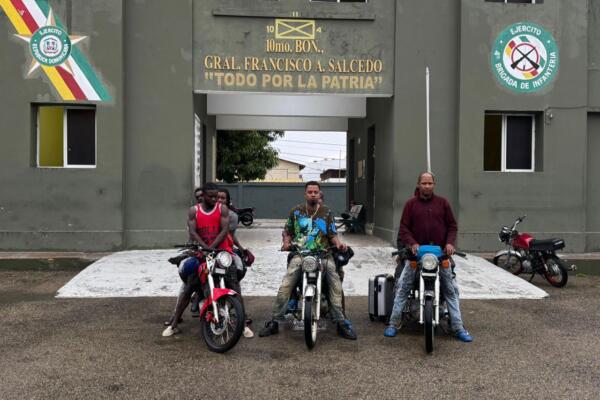 Ejército detiene dos dominicanos cuando transportaban a 10 haitianos indocumentados en motocicletas en Loma de Cabrera