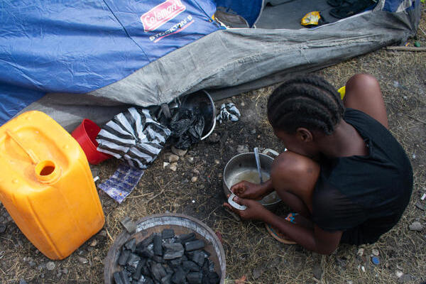 Una niña desplazada por la violencia, limpia una olla en un campamento de refugiados en Puerto Príncipe (Haití), el pasado 22 de mayo. 