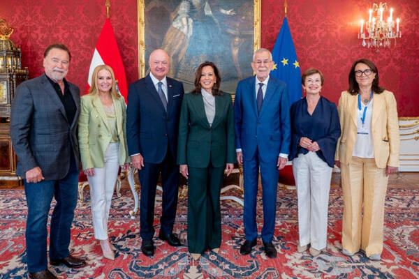 VIENA, 16/06/2026.- La exvicepresidenta demócrata Kamala Harris (c), posa junto al presidente austríaco, Alexander Van der Bellen (3d) y el actor y exgobernador republicano de California Arnold Schwarzenegger (i), con motivo de su visita a Viena. Harris calificó al Gobierno de Donald Trump como el 