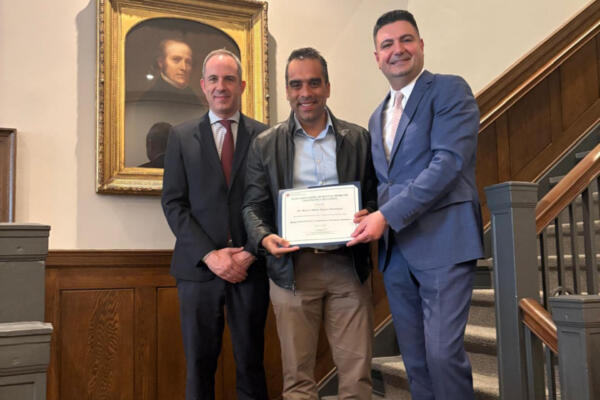 De izquierda a derecha, Dr. Andre Weissheimer, director de la clínica de ortodoncia en la Facultad de Medicina Dental de Harvard, el especialista dominicano en ortodoncia Marcos Peguero, y Dr. Sercan Akyalcin, jefe del departamento de ortodoncia de la Facultad de Odontología de Harvard.