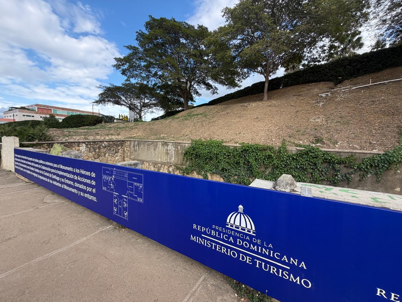 Inician las obras de construcción de baños en el paso a desnivel del Monumento a los Héroes de la Restauración