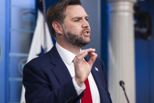 El vicepresidente de Estados Unidos, JD Vance, habla con los medios de comunicación sobre el memorando de entendimiento entre Irán y Estados Unidos en la Sala de Prensa de la Casa Blanca en Washington, D.C., EE. UU., el 18 de junio de 2026. La administración Trump enfrenta críticas por el acuerdo, que según sus detractores favorece a Teherán. (Teherán) EFE/EPA/JIM LO SCALZO

