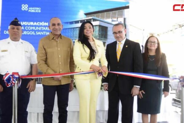 Imagen de la procuradora general de la República, Yeni Berenice Reynoso, junto a otras autoridades durante la inauguración de la Fiscalía Comunitaria y la Unidad de Género en Cienfuegos. Foto: Fuente externa