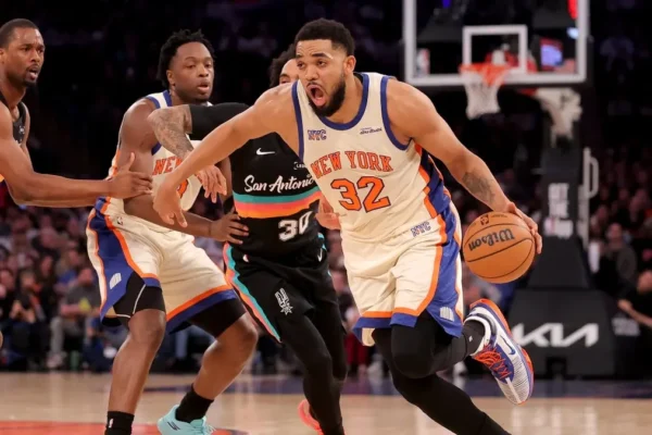 Karl Towns ataca en un duelo entre San Antonio Spurs y Knicks de Nueva York