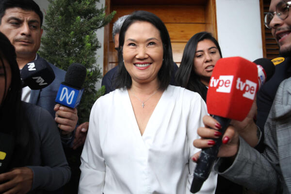 La candidata derechista Keiko Fujimori habla con periodistas este miércoles, en Lima (Perú). EFE/ Paolo Aguilar
