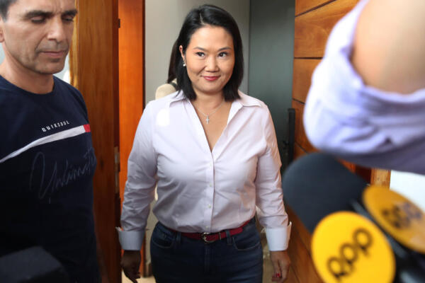 La candidata derechista a la Presidencia de Perú, Keiko Fujimori (c), fue captada el pasado 11 de junio, a su llegada a una conferencia de prensa, en Lima (Perú). EFE/Paolo Aguilar