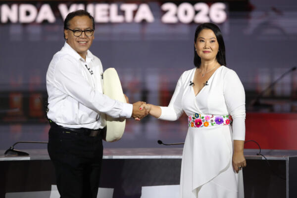 Fotografía del 31 de mayo de 2026 de la candidata a la Presidencia de Perú por el partido Fuerza Popular, Keiko Fujimori (d) y el candidato por el partido Juntos por el Perú, Roberto Sánchez. EFE/ Paolo Aguilar