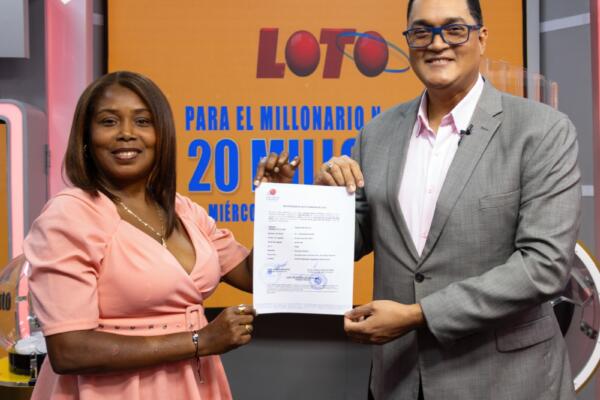 Leidsa entrega certificado a emprendedora ganadora de 20 millones con el sorteo Loto. FOTO: Fuente externa