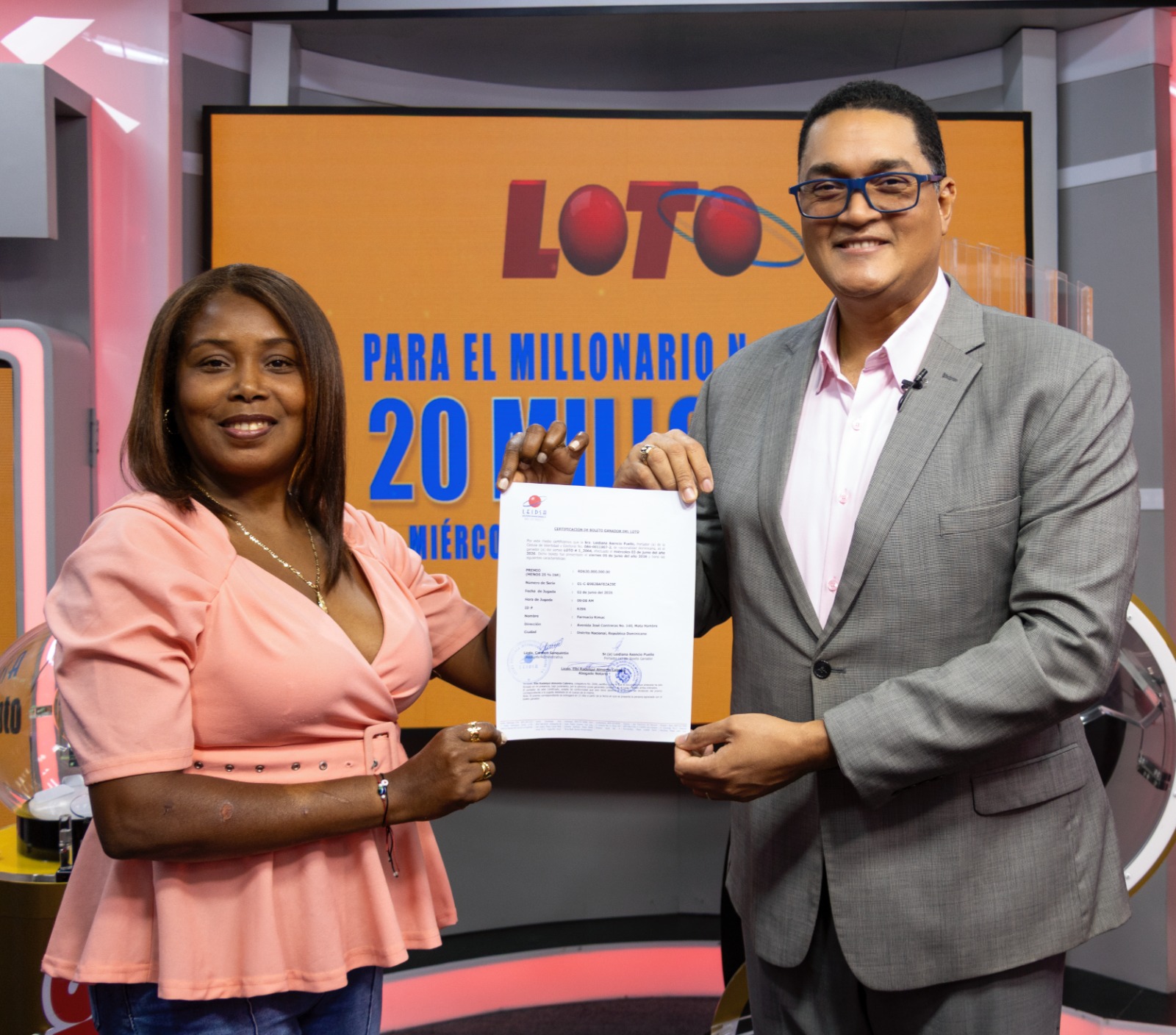 Leidsa entrega certificado a emprendedora ganadora de 20 millones con el sorteo Loto