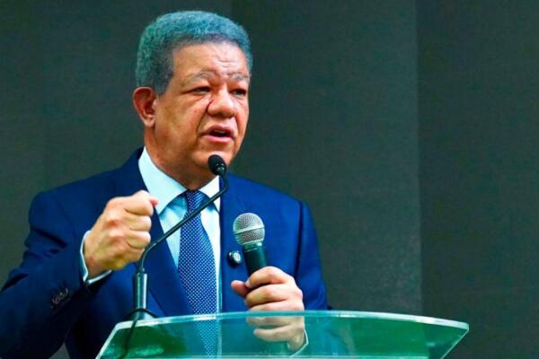 Leonel Fernández afirmó que el Gobierno ha tomado más préstamos en seis años que en las cuatro décadas anteriores.