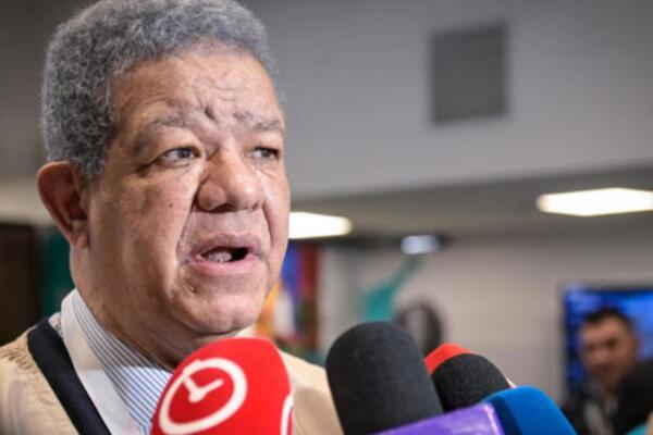 El expresidente de República Dominicana y jefe de la Misión de Observación Electoral de la OEA, Leonel Fernández, habla con periodistas en su visita al puesto de votación de Corferias durante la segunda vuelta de las elecciones presidenciales que elegirá a quien gobernará a Colombia en el periodo 2026-2030 este domingo, en Bogotá (Colombia). EFE/ Natalia Pedraza