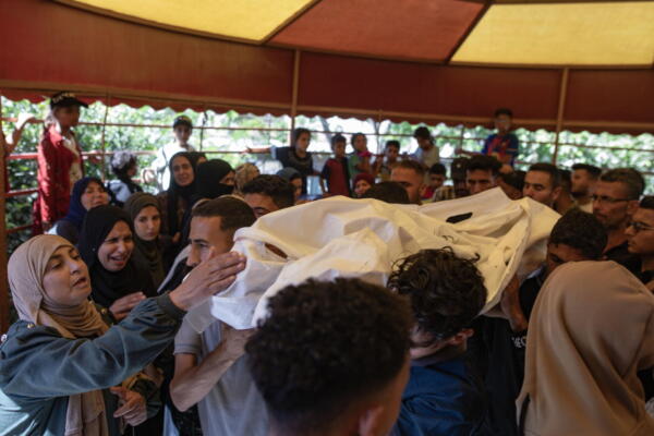 Fotografía del 7 de junio de 2026 de palestinos llorando durante un funeral en el Hospital Nasser en Jan Yunis, en el sur de la Franja de Gaza. 