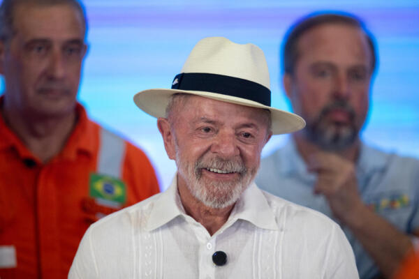 El presidente de Brasil, Luiz Inácio Lula da Silva, gesticula durante el anuncio de la reanudación de las inversiones de Petrobras en el astillero Bertolini en Manaos, estado de Amazonas, Brasil, el 27 de mayo de 2026. (Foto de MICHAEL DANTAS / AFP)