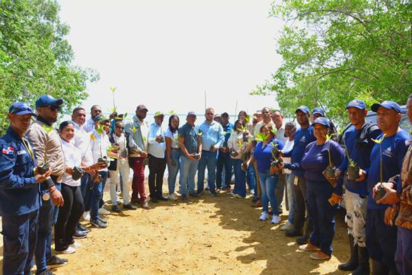 Hecmilio Galván celebra el Día mundial del Medio Ambiente con jornada de reforestación en Bahía de la Gina