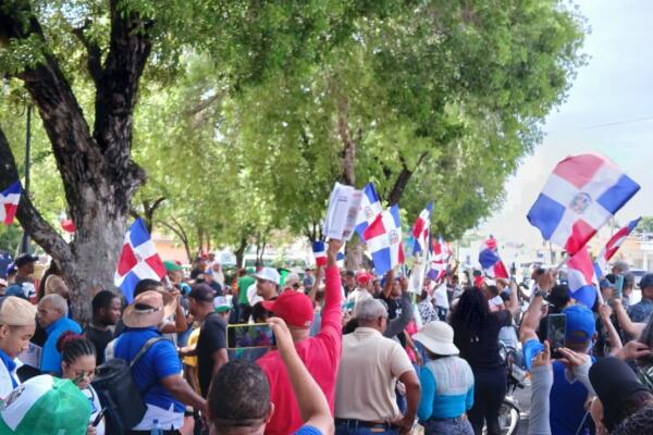 Los manifestantes denunciarion contaminación por polvo de transportes hacia los muelles y por operaciones de empresas como CAC, Ingenio Barahona y EGE Haina, y pidieron a las autoridades medidas para proteger fuentes acuíferas, la salud pública y el entorno local.