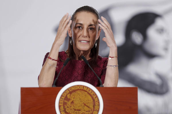La presidenta de México, Claudia Sheinbaum, habla durante una rueda de prensa este jueves en Palacio Nacional de la Ciudad de México (México).  Foto. Fuente externa 
