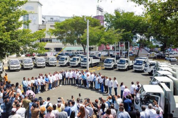 El funcionario recordó que en una primera etapa el ministerio Turismo  entregó 45 camiones de volteo a destinos turísticos. Foto: Fuente externa 