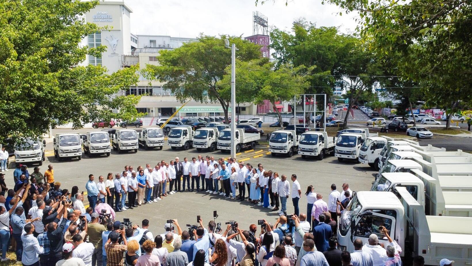 Ministerio de Turismo entrega camiones, barredoras y tractores a varias alcaldías