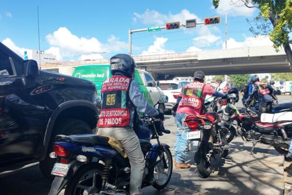 Motoconchistas reciben orientación sobre casco homologado. Foto: Fuente externa 