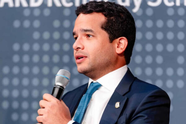 Omar Fernández,  senador de la República. 